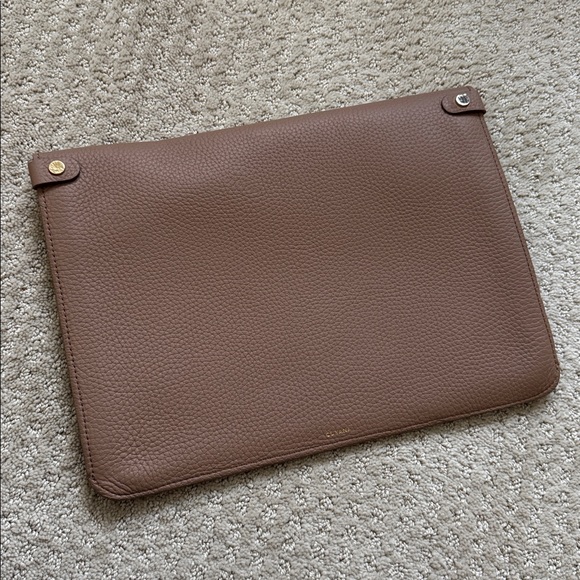 Cuyana | Tech Carryall 13-inch in Cappuccino - Picture 3 of 11